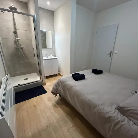 Cote Cour - 9 Min Des Sanctuaires - Moderne & Equipe - Jusqu'A 4 Couchages Appartement