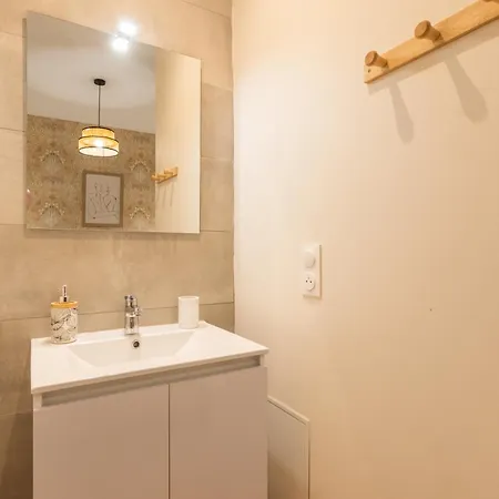 Cote Cour - 9 Min Des Sanctuaires - Moderne & Equipe - Jusqu'a 4 Couchages Apartment