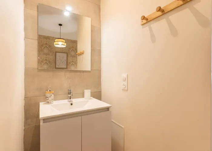 Cote Cour - 9 Min Des Sanctuaires - Moderne & Equipe - Jusqu'a 4 Couchages Appartement